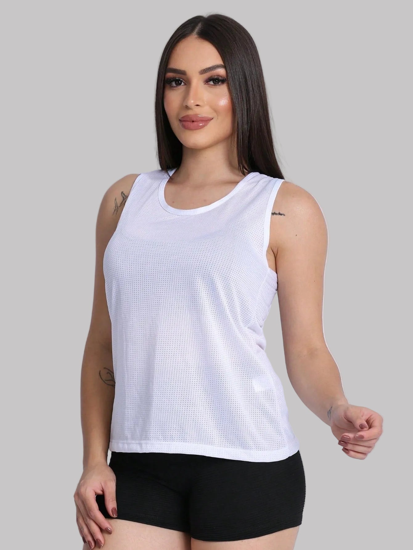 Regata fitness feminina branca dry fit furadinha para academia

